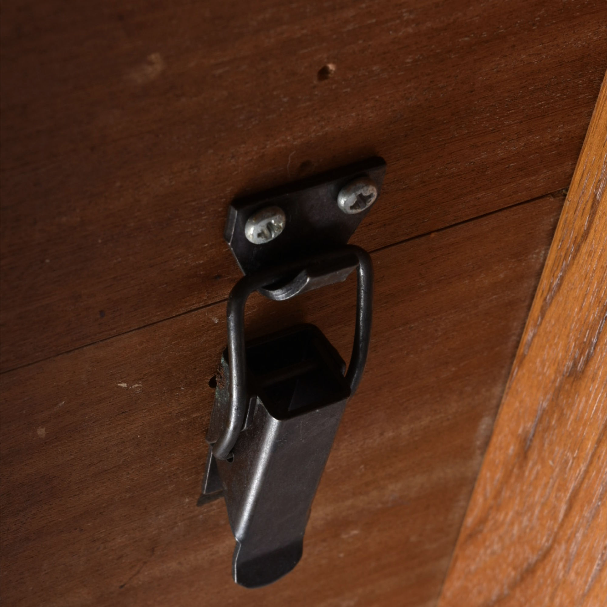 Locking mechanism for table leaves