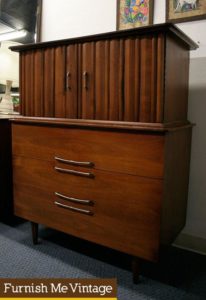 Vintage Gentleman’s Dresser Chest of Drawers Fluted Top